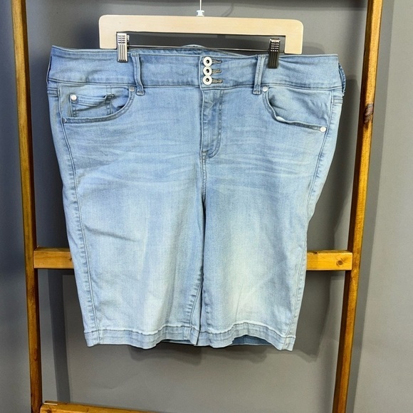 Torrid light wash blue three button closure denim blue jeans shorts Size 20. EUC - Picture 1 of 5